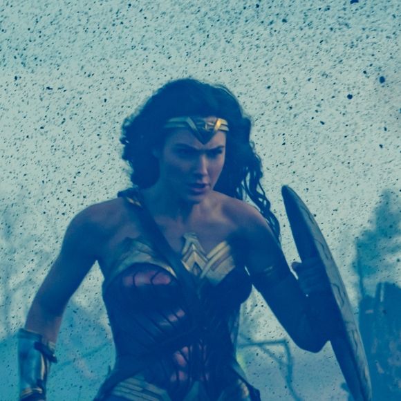 'Bullying e assédio sexual são inaceitáveis! Estou aqui por todas as corajosas mulheres que estão confrontando seus medos e falando. Juntas estamos. Nós estamos todas unidas neste tempo de mudança', afirmou Gal Gadot, intérprete da 'Mulher-Maravilha', em seu Instagram no mês de outubro