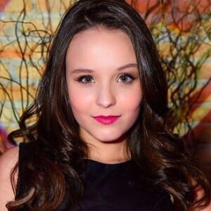 Na Disney de Paris, Larissa Manoela fez novas aquisições com estampa do Mickey e Minnie Mouse: orelhas e galochas