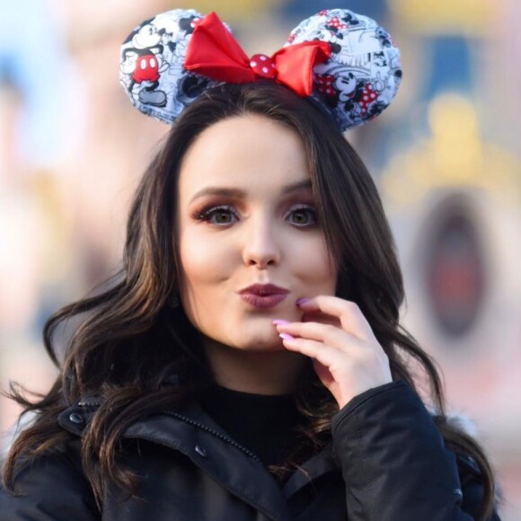 'Eu sou apaixonada pela Disney em qualquer lugar do mundo. Conhecendo hoje Disneyland Paris', disse Larissa Manoela