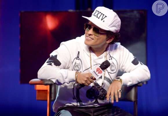 Bruno Mars declarou que não quer mais escrever músicas para outros artistas: 'Isso era anteriormente, quando eu lutava e sofria para pagar o aluguel. Eu vendia músicas por 250 dólares... Mas agora que eu estou bem'
