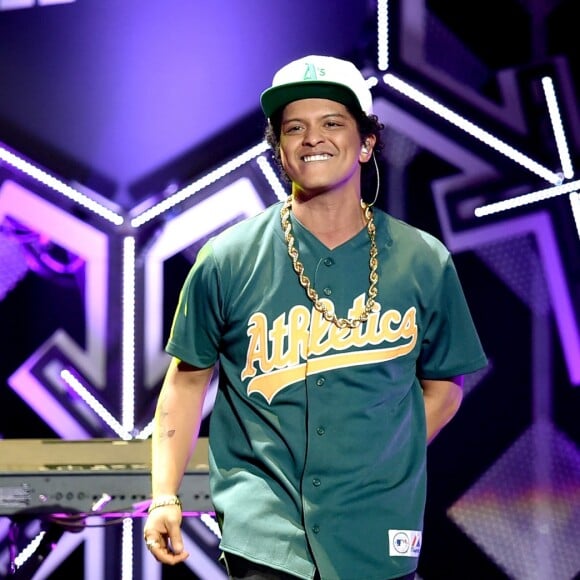 Bruno Mars ama automobolismo e basquete, mas o seu sonho é praticar golfe regularmente