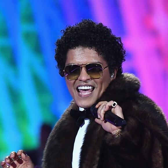 Bruno Mars tem uma imensa coleção de óculos escuros e já contou que esse é um dos seus vícios