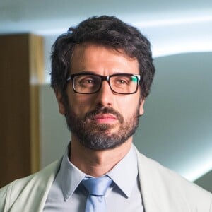 Com medo de que todos saibam a verdade sobre sua sexualidade, Samuel (Eriberto Leão) não só entrega os medicamentos a Sophia (Marieta Severo) com atesta que Clara (Bianca Bin) tem problemas psiquiátricos, na novela 'O Outro Lado do Paraíso'