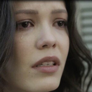 Chorando, Maria Vitória (Vitória Strada) jogará os restos mortais de Inácio (Bruno Cabrerizo) no mar, no capítulo que vai ao ar no dia 24 de novembro de 2017, na novela 'Tempo de Amar'