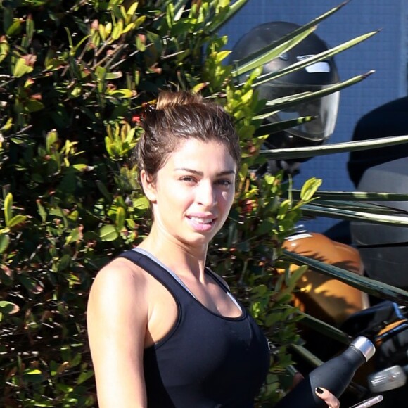 Grazi Massafera não se importou e sorriu ao perceber que estava sendo fotografada