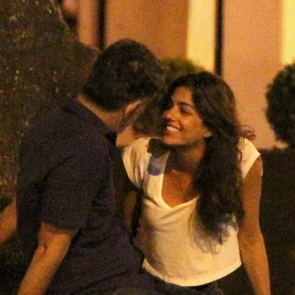 Eduardo Moscovis é flagrado em clima de romance com morena, na Gávea, Zona Sul do Rio de Janeiro, na noite desta segunda-feira, 13 de novembro de 2017