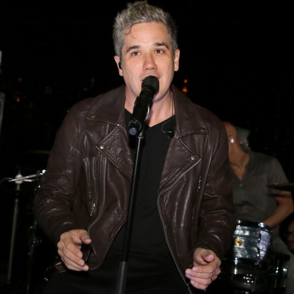 'A noite já estava mágica, mas quando recebemos esta surpresa, se tornou uma emoção difícil de controlar!', disse Marcos Mion ao ver Rogério Flausino cantando para o filho