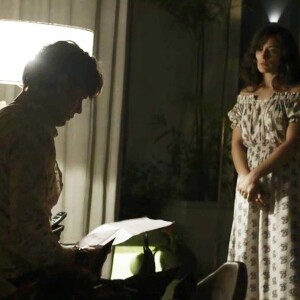 Clara (Bianca Bin) imagina Gael (Sergio Guizé) dentro de quarto e arremessa o abajur na figura, na novela 'O Outro Lado do Paraíso'