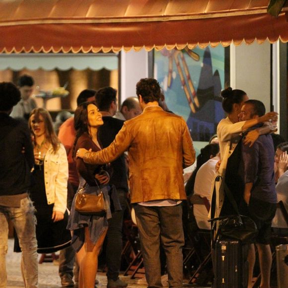 Joaquim Lopes e a bailarina do Faustão Yanca Guimarães curtiram noite em um bar carioca