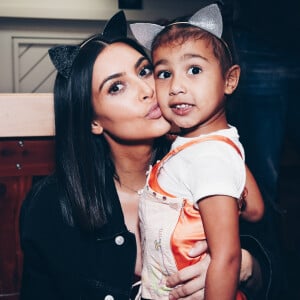 'As pessoas levaram presentes e brinquedos, e ela abriu tudo no dia seguinte e disse: 'Mãe, já que a minha irmãzinha não está aqui, eu acho que preciso de todos os brinquedos no meu quarto', disse Kim Kardashian