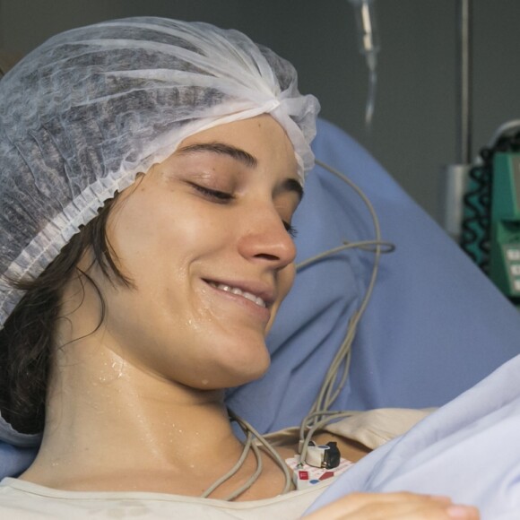 Depois de segurar Tomaz nos braços pela primeira vez, Clara (Bianca Bin) tem hemorragia e precisa ser atendida por Renato (Rafael Cardoso), ameaçado por Gael (Sergio Guizé) para salvar sua vida, na novela 'O Outro Lado do Paraíso'