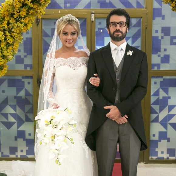 A família de Gael (Sergio Guizé) se reúne para prestigiar o casamento de Suzy (Ellen Roche) Samuel (Eriberto Leão), na novela 'O Outro Lado do Paraíso'