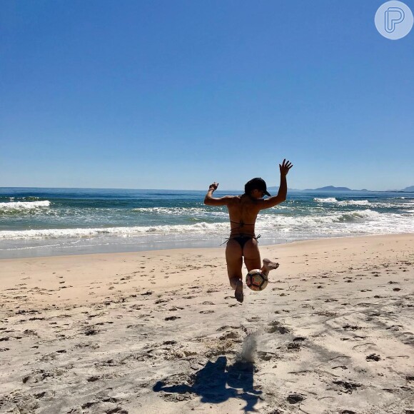 Juliana Paes já mostrou habilidade ao fazer drible com bola de futebol em praia