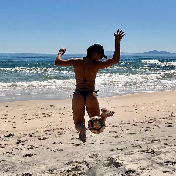 Juliana Paes já mostrou habilidade ao fazer drible com bola de futebol em praia