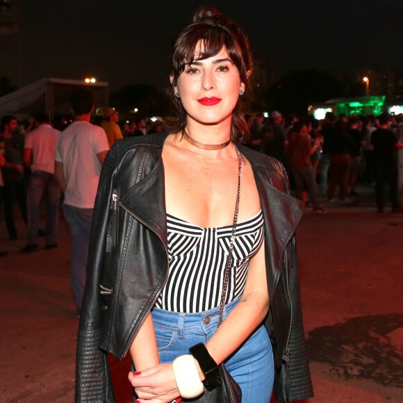 Fernanda Paes Leme soprepôs a produção com uma jaqueta de couro