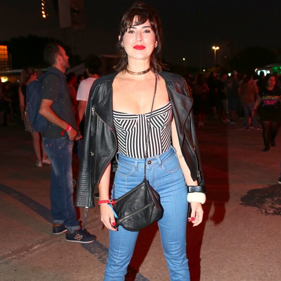 A bolsa transpassada levou praticidade ao look de Fernanda Paes Leme