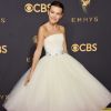 A atriz Millie Bobby Brown apostou na delicadeza do tomara-que-caia creme Calvin Klein para cruzar o tapete vermelho da 69ª edição do Emmy Awards, realizada em Los Angeles, na Califórnia, em 17 de setembro de 2017