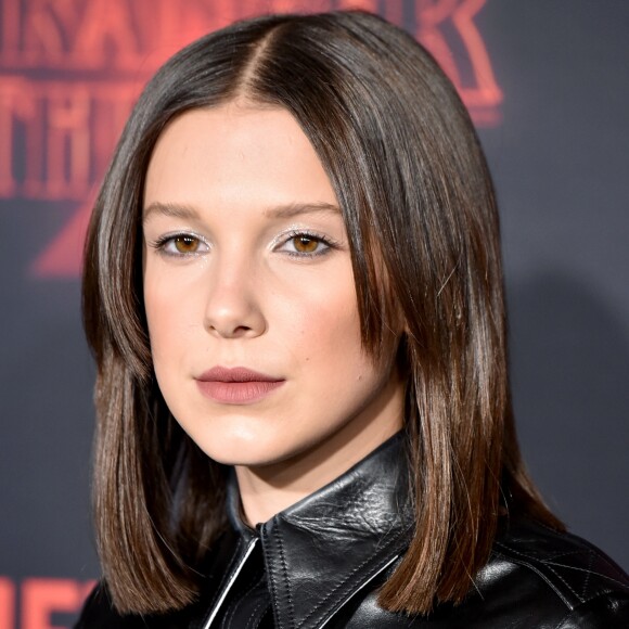 Maquiada, Millie Bobby Brown chamou atenção com os fios soltos e alisados na première