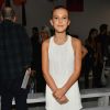 Preto e branco: Millie Bobby Brown apostou em uma composição com as duas cores para assistir ao desfile da Calvin Klein, na New York Fashion Week, em 7 de setembro de 2017