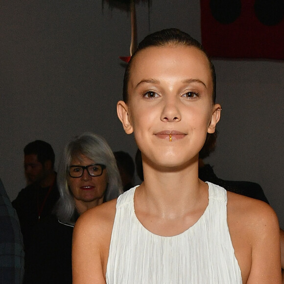 Preto e branco: Millie Bobby Brown apostou em uma composição com as duas cores para assistir ao desfile da Calvin Klein, na New York Fashion Week, em 7 de setembro de 2017
