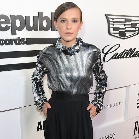 Ao combinar calça preta de cintura alta com blusa metálica de paetês e deixar o cabelo preso, Millie Bobby Brown conquistou um visual mais sério para o after party do VMA 2017