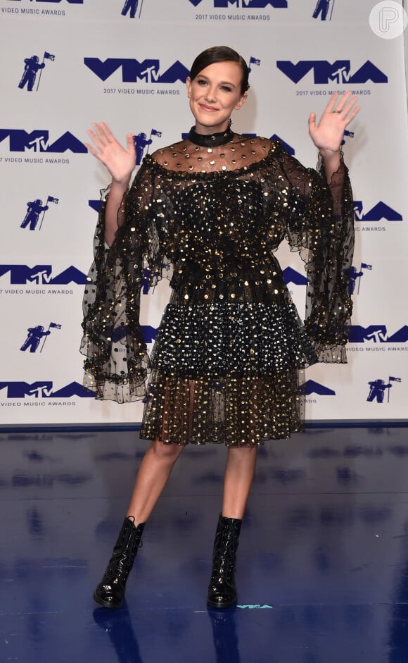 Transparência, camadas e puás metalizados marcaram o look de Millie Bobby Brown no MTV Video Music Awards 2017, realizado na Califórnia no dia 27 de agosto