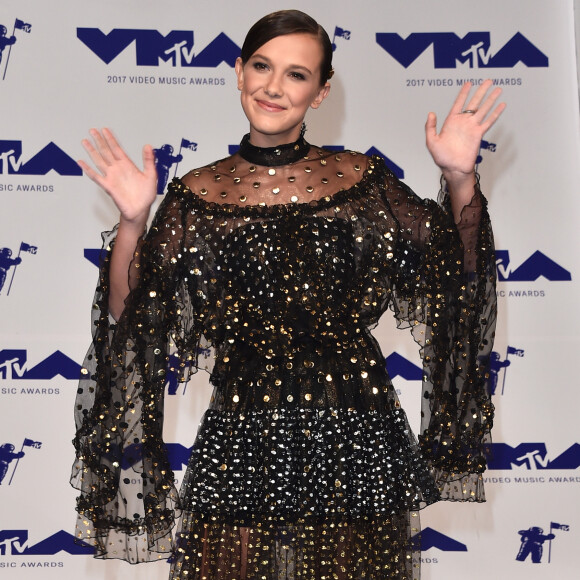 Transparência, camadas e puás metalizados marcaram o look de Millie Bobby Brown no MTV Video Music Awards 2017, realizado na Califórnia no dia 27 de agosto