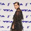 Millie Bobby Brown combinou o look Rodarte com botas para o MTV Video Music Awards 2017