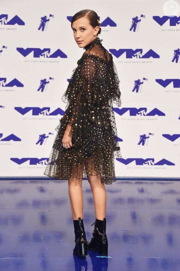 Millie Bobby Brown combinou o look Rodarte com botas para o MTV Video Music Awards 2017