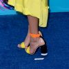 Millie Bobby Brown vestiu Kenzo, coleção primavera 2018, e usou sandálias coloridas Pierre Hardy no Teen Choice Awards, realizado no Galen Center, em Los Angeles, em 13 de agosto de 2017