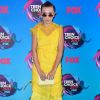 A tendência do amarelo solar dominou o look de Millie Bobby Brown no Teen Choice Awards, realizado no Galen Center, em Los Angeles, em 13 de agosto de 2017