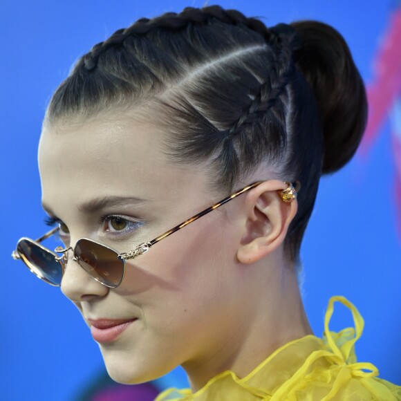 Millie Bobby Brown complementou o visual para o Teen Choice Awards 2017 com óculos estilosos, cabelo traçado preso em um coque e piercing na orelha