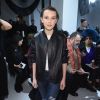 Com um look com pegada rocker, Millie Bobby Brown esteve na primeira fila do desfile da Calvin Klein na New York Fashion Week, em 10 de fevereiro de 2017