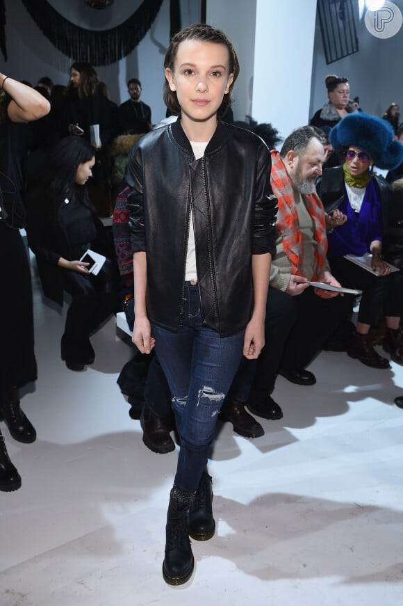 Com um look com pegada rocker, Millie Bobby Brown esteve na primeira fila do desfile da Calvin Klein na New York Fashion Week, em 10 de fevereiro de 2017