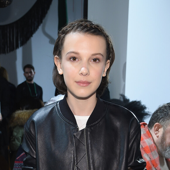 Com um look com pegada rocker, Millie Bobby Brown esteve na primeira fila do desfile da Calvin Klein na New York Fashion Week, em 10 de fevereiro de 2017