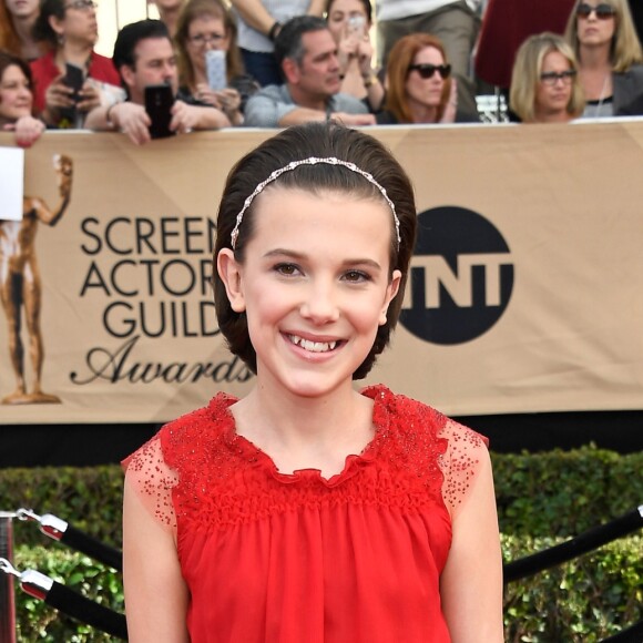 Millie Bobby Brown vestiu Emporio Armani na 23ª edição do SAG Awards, em Los Angeles, na Califórnia, em 29 de janeiro de 2017