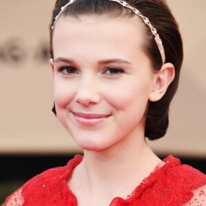 A jovem Millie Bobby Brown usou um arco no cabelo e abriu mão dos brincos para a premiação