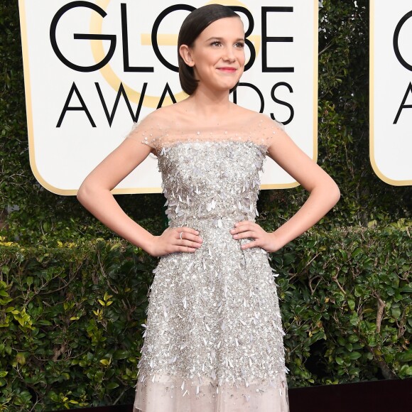 Millie Bobby Brown exibiu um modelo Jenny Packham na 74ª edição do Globo de Ouro, realizado em Beverly Hills, na Califórnia, em 8 de janeiro de 2017