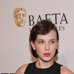 Millie Bobby Brown usou vestido preto e branco Kate Spade no The BAFTA Tea Party, em Los Angeles, na Califórnia, em 7 de janeiro de 2017