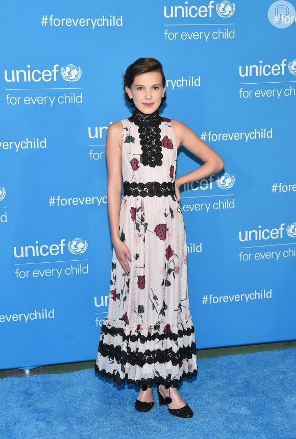 Millie Bobby Brown usou um modelo longo com estampa de rosas no evento de aniversário de 70 anos da UNICEF, em Nova York, em 12 de dezembro de 2016