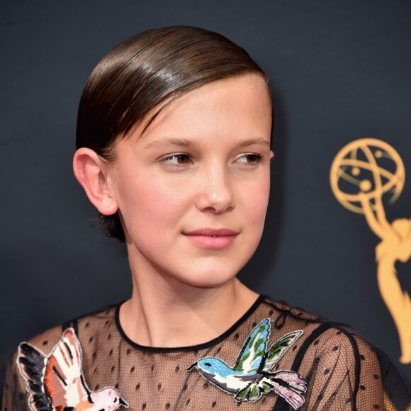 O vestido Valentino de Millie Bobby Brown contava com bordados de pássaros