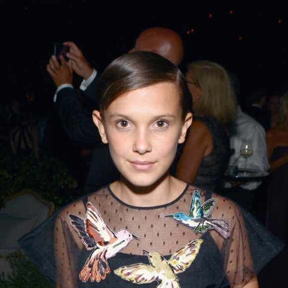 Millie Bobby Brown usou vestido Valentino na 68ª edição do Emmy Awards, realizado em Los Angeles, na Califórnia, em 18 de setembro de 2016