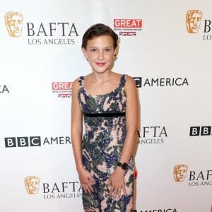 Millie Bobby Brown apostou em um modelo texturizado Burberry para o BAFTA Tea Party 2016, na Caliórnia, em 17 de setembro de 2016