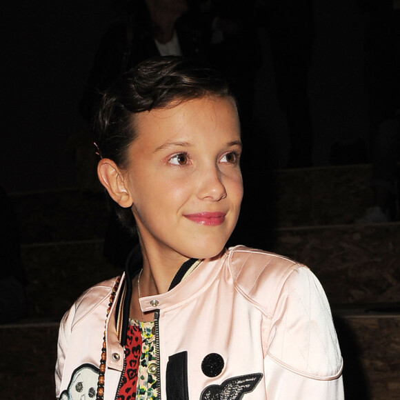 A atriz Millie Bobby Brown sobrepôs o vestido estampado com bomber jacket para o desfile da coleção primavera 2017 da Coach, em Nova York, em 13 de setembro de 2016