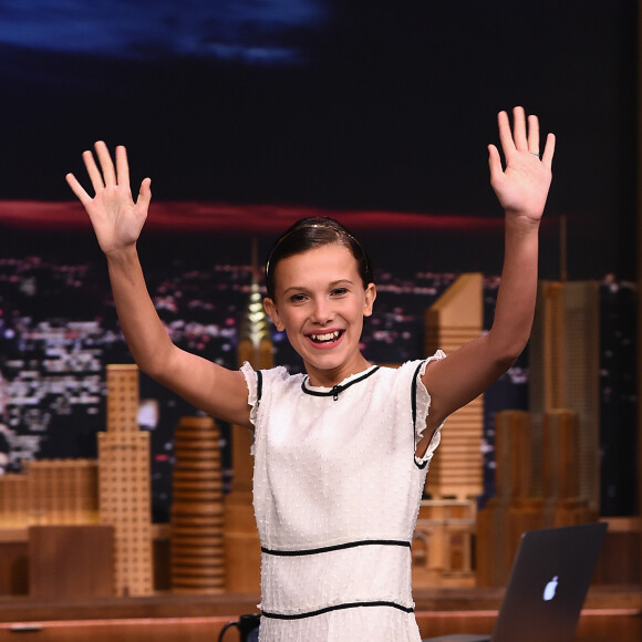 Millie Bobby Brown contrastou um vestido delicado claro com sapatos mais brutos para participar do 'The Tonight Show', com Jimmy Fallon, em 31 de agosto de 2016