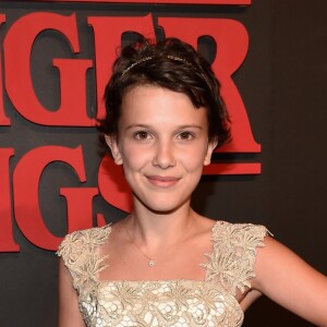 Millie Bobby Brown arrasou na produção para a première da primeira temporada da série 'Stranger Things', em Los Angeles, na Califórnia, em 11 de julho de 2016