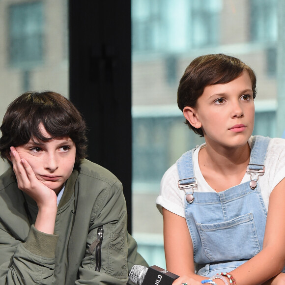 Ao lado de Finn Wolfhard, seu colega de elenco de 'Stranger Things', Millie Bobby Brown exibiu um look com jardineira em evento em Nova York, em 31 de agosto de 2016