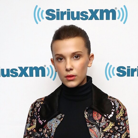 Em 1º de novembro de 2017, a atriz Millie Bobby Brown investiu em um conjunto extampado, usado com botas e blusa de gola rolê, para participar do programa 'Town Hall', da rádio SiriusXM's, com o elenco de 'Stranger Things'