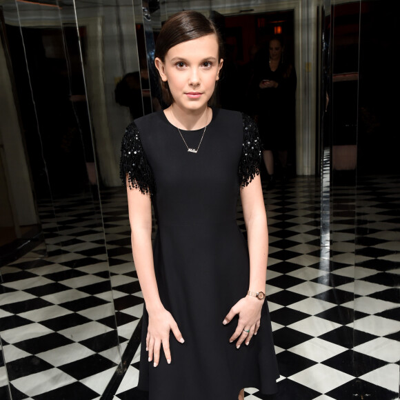 Millie Bobby Brown investiu no pretinho básico para evento em Los Angeles, na Califórnia, em 5 de janeiro de 2017