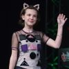 Millie Bobby Brown exibiu orelhas de gatinho e blusa com transparência e detalhes geométricos no palco da Emerald City Comic Con, em Seattle, Washington, em 4 de março de 2017